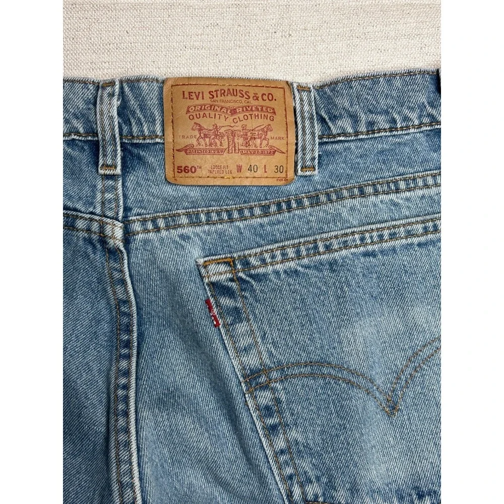 Vintage Levi's 560 Loose Fit Jeans Men's 40x30 USA Made Tapered Leg Light Wash